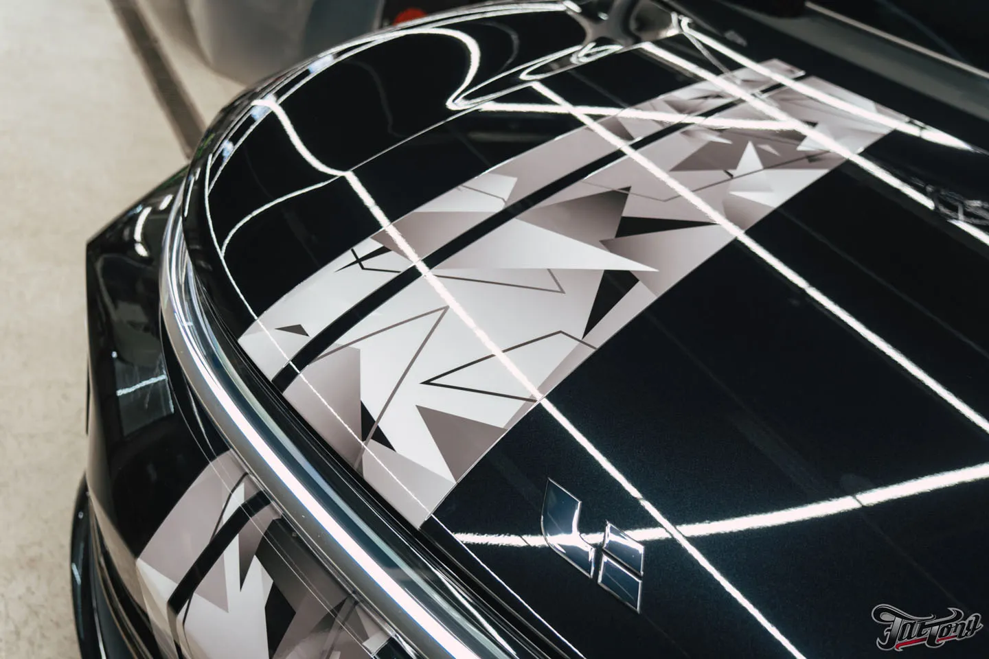 Добавили винилографию и полностью оклеили Li Auto L7 (LiXiang L7) полиуретаном, затонировали шильдики, защитили глянец в салоне, почистили и обработали керамикой кожу